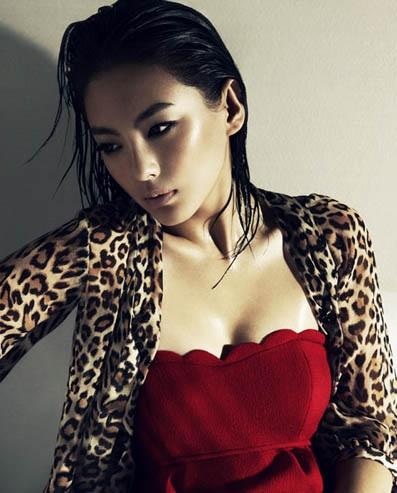 张雨绮被爆近期收入580万 星辉炮轰华谊抢人–